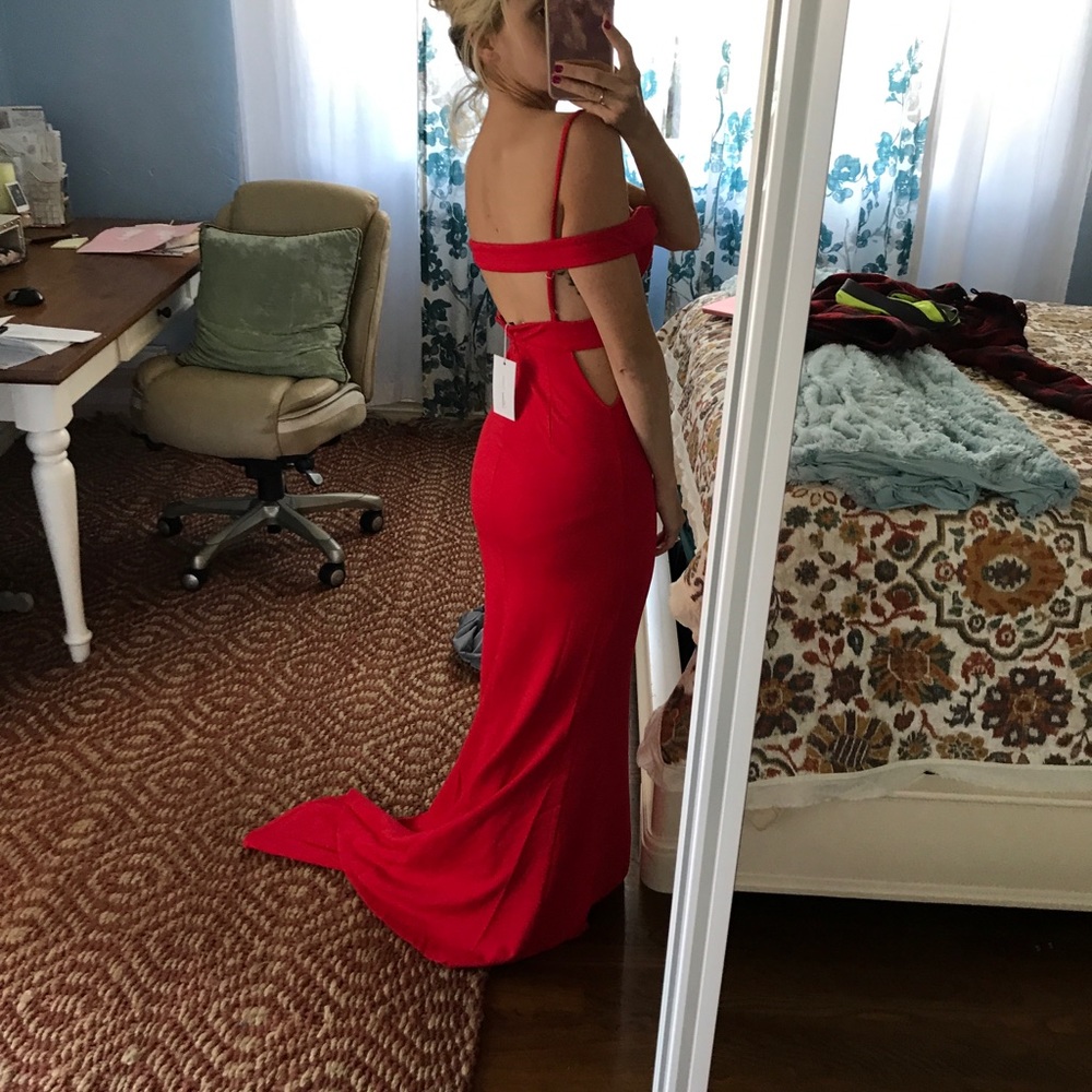 Gorgeous red carpet Red dress - Picture 3 of 3